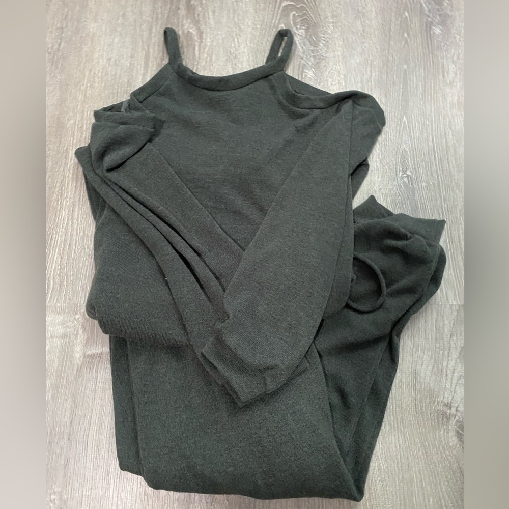 Cold shoulder jogger set